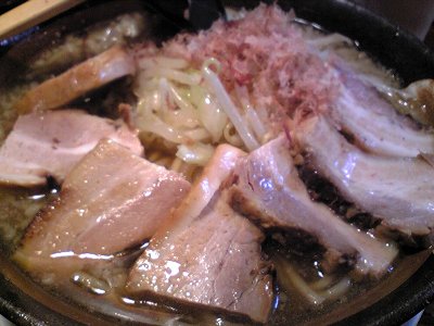 米子市ラーメン笑福の豚入りラーメン画像１